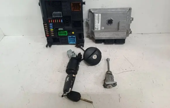 Peugeot 2008 I Engine ECU kit and lock set 9805895780 141561037 V29035181A