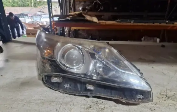 Toyota Avensis T270 Headlight/headlamp KOITO0525