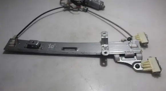 Suzuki Liana Rear window lifting mechanism without motor