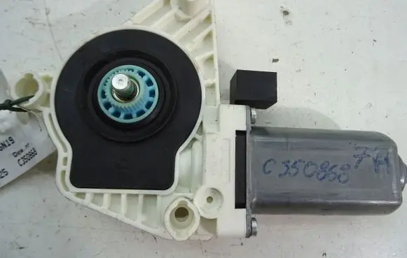 Volkswagen PASSAT B7 Front door window regulator motor
