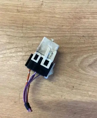 BMW 5 E39 Fuel pump relay V23134C52X90 1729004 1263