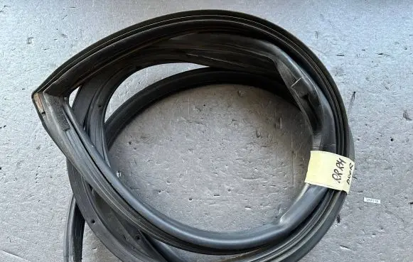 Mitsubishi Pajero Rubber seal rear door MR437162