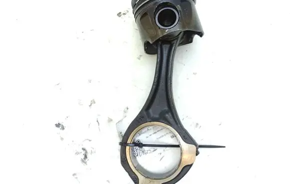 Mercedes-Benz Sprinter W906 Piston with connecting rod 8370