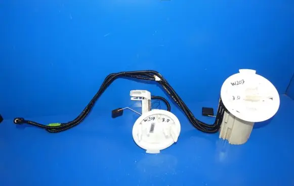 Mercedes-Benz E A207 In-tank fuel pump A2044702294 1582881