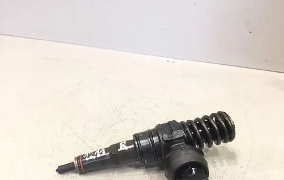 Volkswagen PASSAT B5.5 Fuel injector 038130073AJ