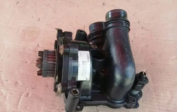 Volkswagen PASSAT B6 Water pump 06J121026F