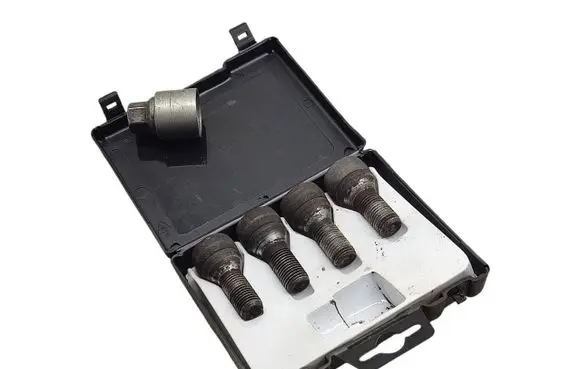SsangYong Rodius Anti-theft wheel nuts and lock 