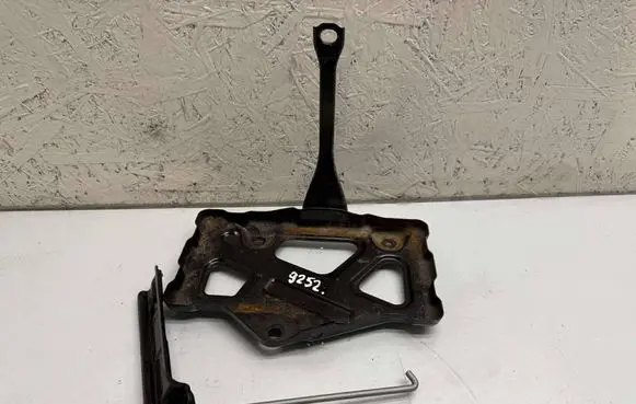 Battery bracket