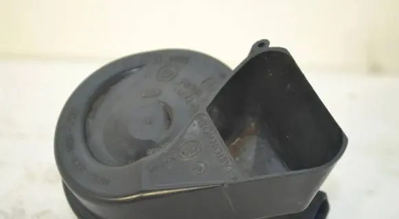 Audi A6 S6 C6 4F Horn signal 703881155