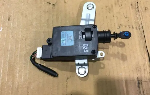 Hyundai Santa Fe Central locking motor 957502B000