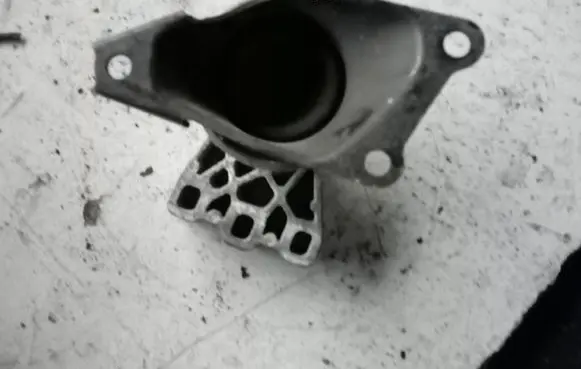 Volkswagen Transporter - Caravelle T5 Engine mount bracket 7h019925602s