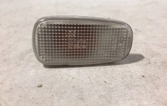 Lexus IS 200-300 Front fender indicator light 