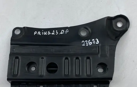 Toyota Prius xw60 Fender mounting bracket