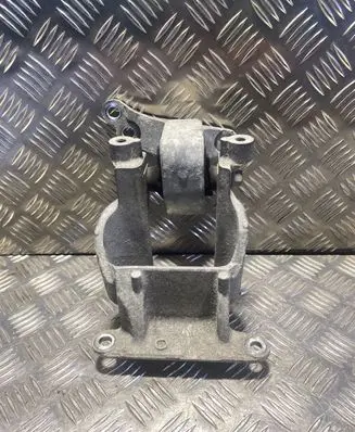 Subaru Outback (BS) Engine mount bracket