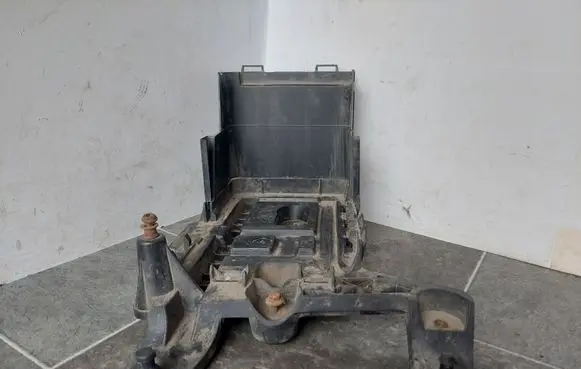 Volkswagen Touran I Battery box tray 1K0915333C
