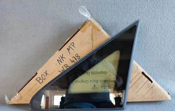 Mercedes-Benz V Class W447 Front triangle window/glass A4476730305