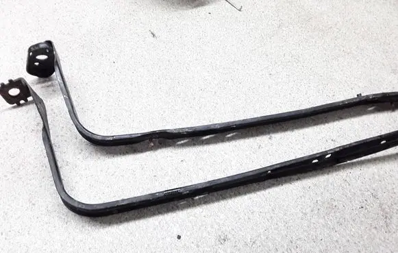 Mazda 3 I Fuel tank mounting bracket 