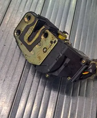 KIA Carens I Front door lock