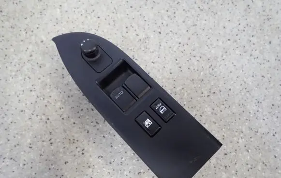 Suzuki Grand Vitara II Tailgate/trunk/boot open switch 62J000048T