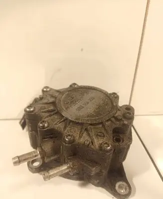 Volkswagen Jetta V Vacuum pump 03G145209