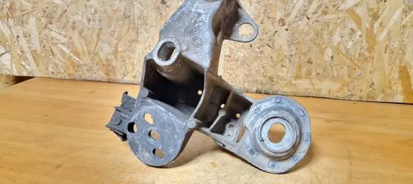 Volkswagen PASSAT B5.5 Engine mounting bracket 8E0199352