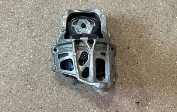Porsche Cayenne (9Y0 9Y3) Engine mount bracket 4M0199371FL