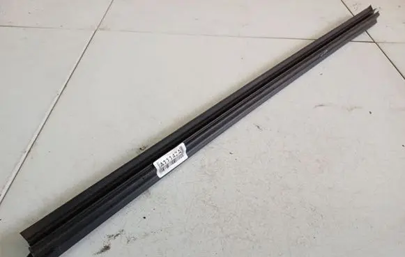 Nissan Qashqai Front door glass trim molding 