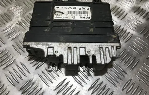 Volkswagen Golf III Engine control unit/module 0261203184 0261203185