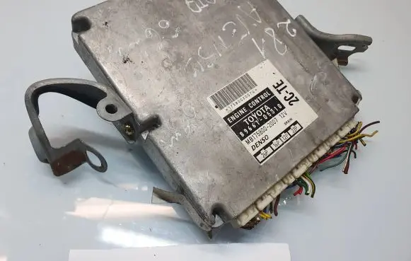 Toyota Avensis T220 Engine control unit/module 8966105310 MB1758002007