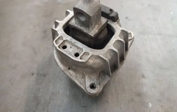 BMW 5 F10 F11 Engine mount bracket 6777371 22116777371