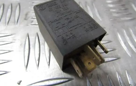 Volkswagen PASSAT B4 Other relay 431955531