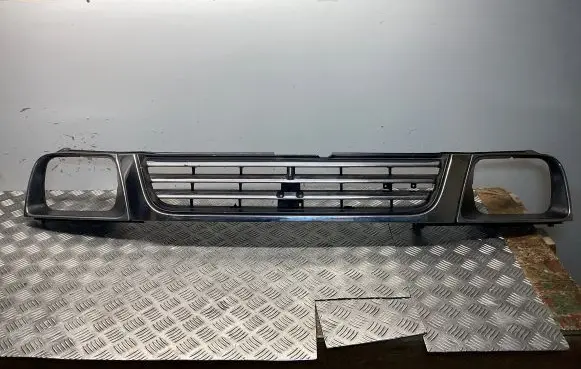 Mitsubishi L200 Front bumper upper radiator grill MR109229 MR109230