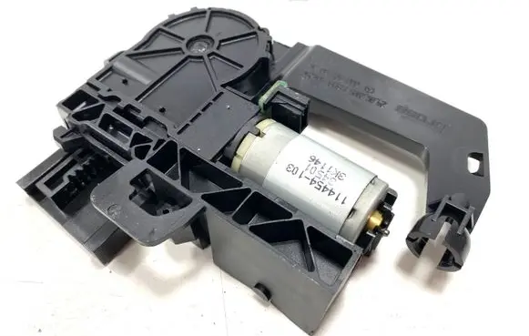 Mercedes-Benz CLS C219 Seat adjustment motor 0009700026 11899901296