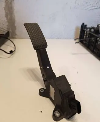 Peugeot 107 Accelerator throttle pedal 781100H031 11082A 02149914147