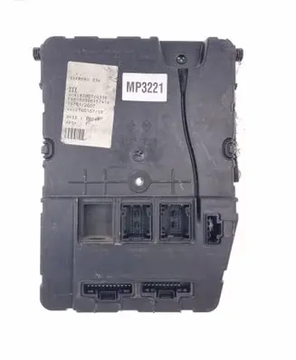 Renault Megane II Fuse module 8200724338 8200615741A