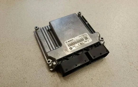 BMW 5 E60 E61 Engine control unit/module 7811700 0281015044 0281015043