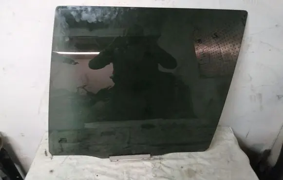 Volvo XC90 Rear door window glass