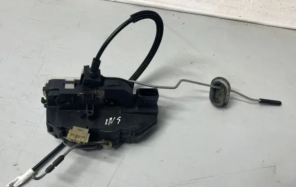 Opel Insignia A Front door lock 13503797