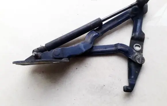 Volkswagen PASSAT B5 Tailgate/trunk/boot hinge