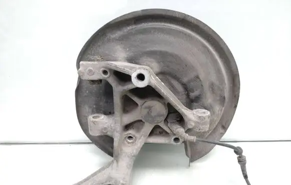 Rear wheel hub spindle/knuckle