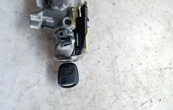 Toyota Avensis Verso Ignition lock 45020287