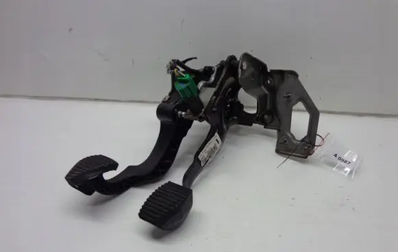 Peugeot 2008 I Clutch pedal 9682171580