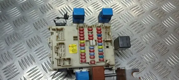 Nissan Primera Fuse box cover 24350-AV700