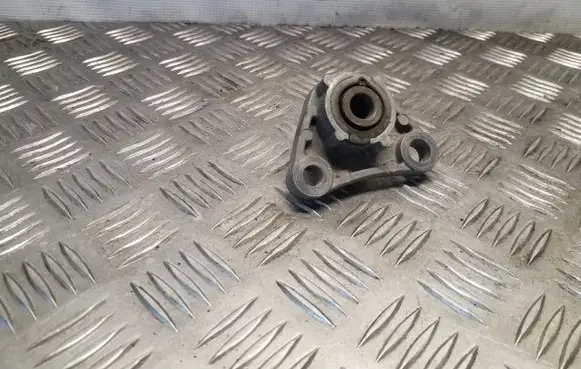 Volvo XC70 Engine mount bracket 8666205