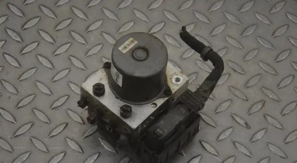 Hyundai Santa Fe ABS Pump 589202W980