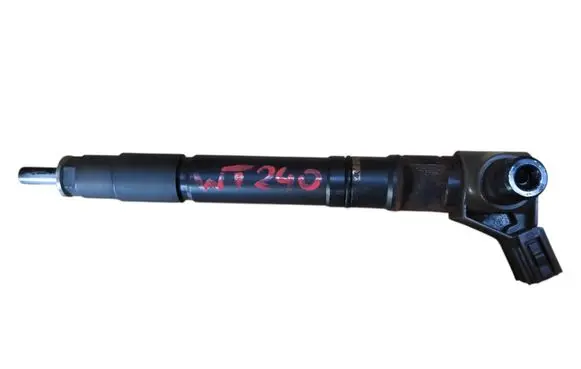 Toyota Hilux VIII Fuel injector 236700E020
