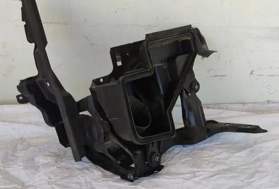 BMW 7 E65 E66 Intercooler air channel guide 7136685