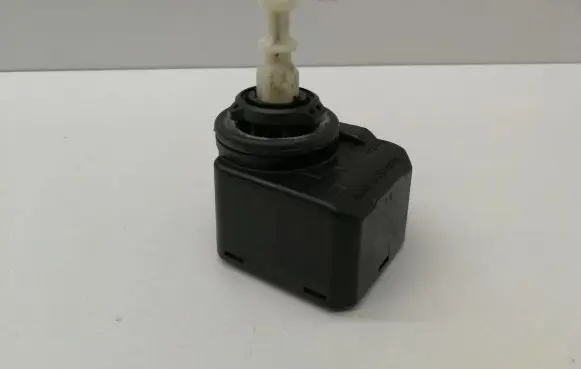 Headlight level adjustment motor