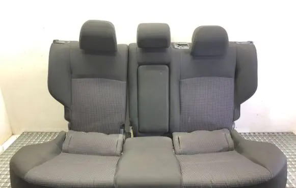 Mitsubishi Lancer VIII Second row seats 