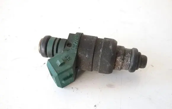 Skoda Octavia Mk1 (1U) Fuel injector 037906031AA